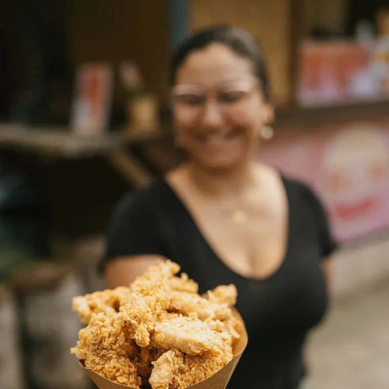 Une barquette de Poulet Korail servie au comptoir de Hello Sunshine