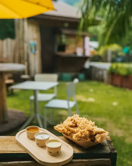 La terrasse ombragée de Hello Sunshine, à deux pas de Pago