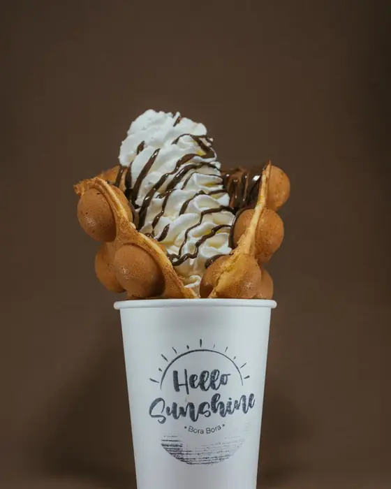 Une bubble waffle chantilly-chocolat dans son gobelet Hello Sunshine