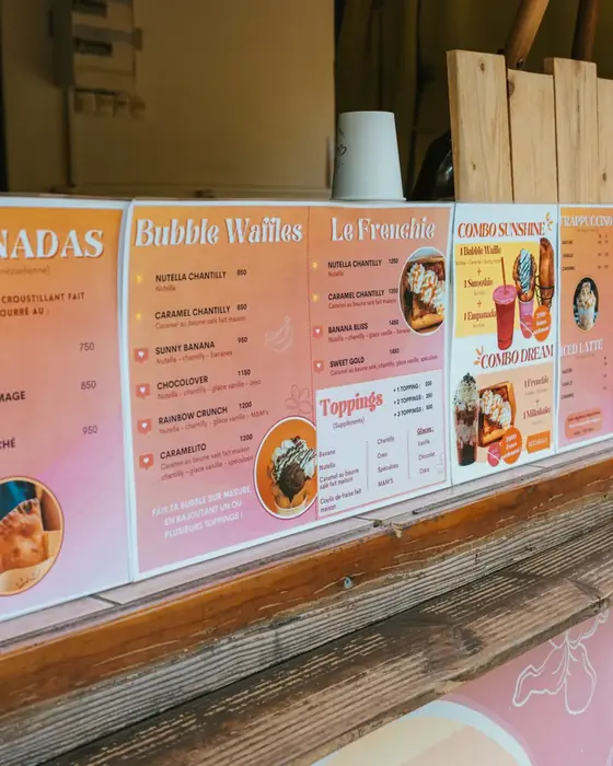 La carte affichée sur le comptoir en bois du snack