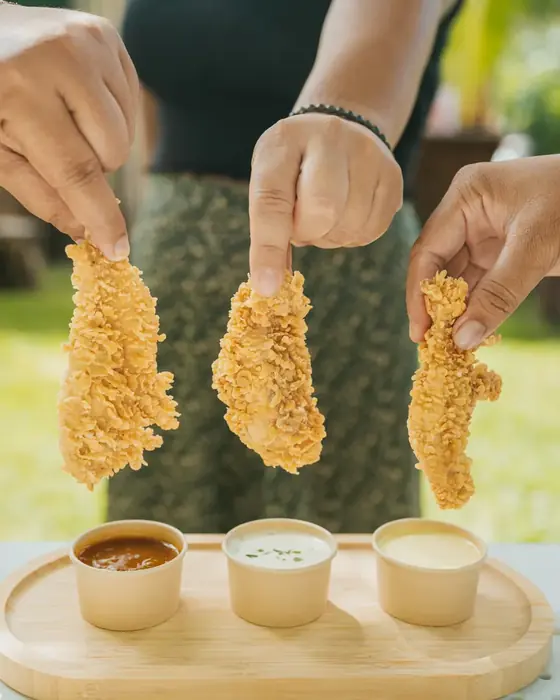 Trois tenders de Poulet Korail et les sauces maison Tasty, Fresh et Kaili