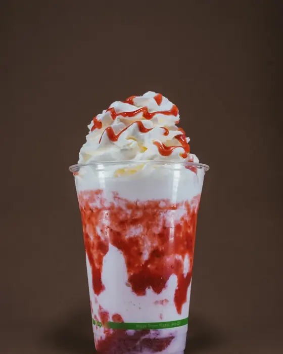 Milkshake fraise surmonté de chantilly