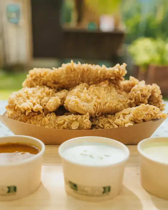 Barquette de Poulet Korail et ses trois sauces sur la terrasse