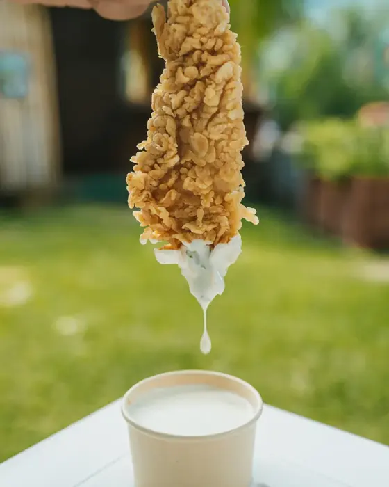 Un tender trempé dans la sauce Fresh